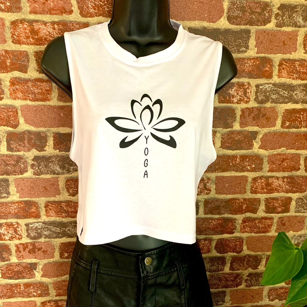 Its anti-wrinkle fabric will have you feeling comfortable all day long.